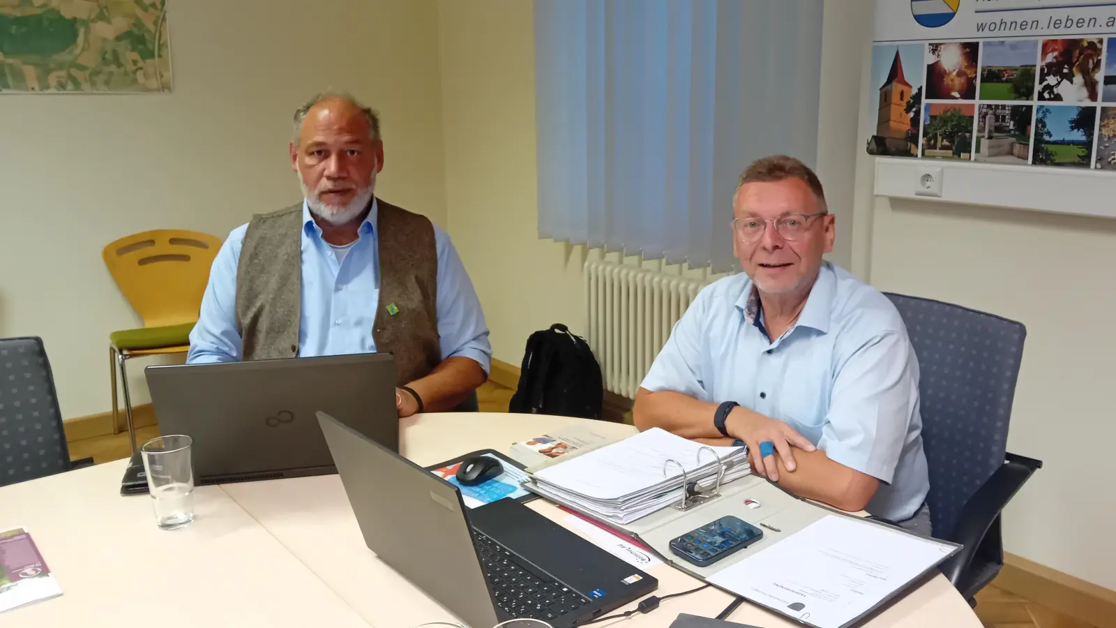 Was die ILE-Allianz tut und vorhat, wurde im Insinger Gemeinderat erläutert. Das Foto zeigt Umsetzungsbegleiter Hannes Bürckmann (links) mit Bürgermeister Peter Köhnlechner. (Foto: Susanne Landgraf)