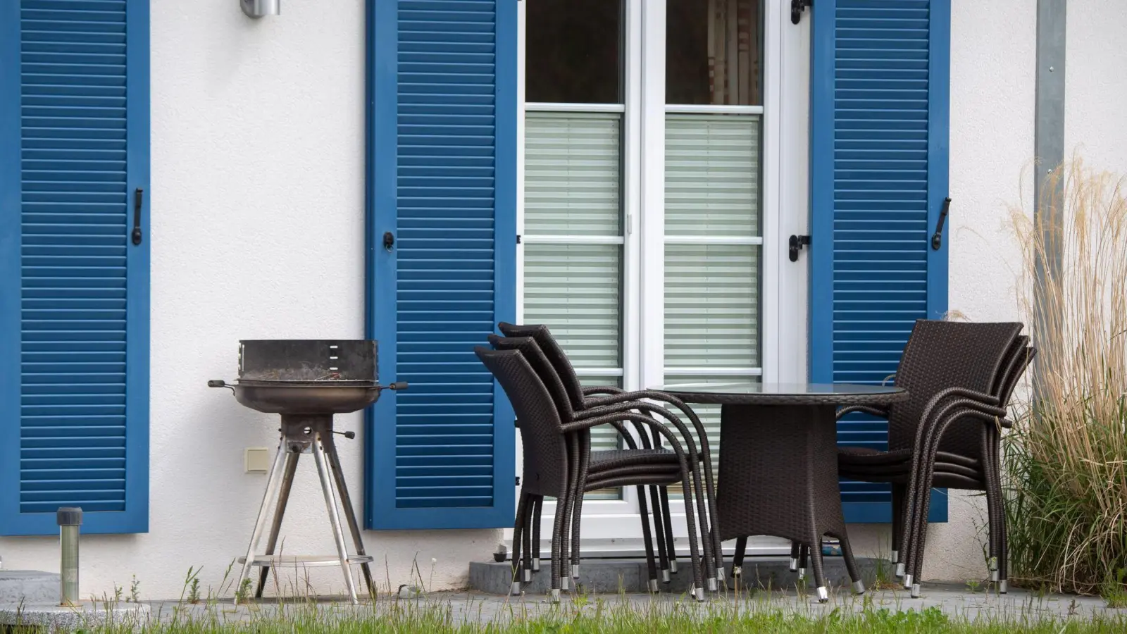 Können Möbel oder der Grill ohne größere Hindernisse von einer frei zugänglichen Terrasse entwendet werden, stufen Versicherer das im Schadenfall oft als einfachen Diebstahl ein. (Foto: Stefan Sauer/dpa/dpa-tmn)
