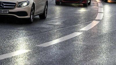 Autofahrer müssen sich auf glatte Straßen einstellen. (Foto: Jens Kalaene/dpa)
