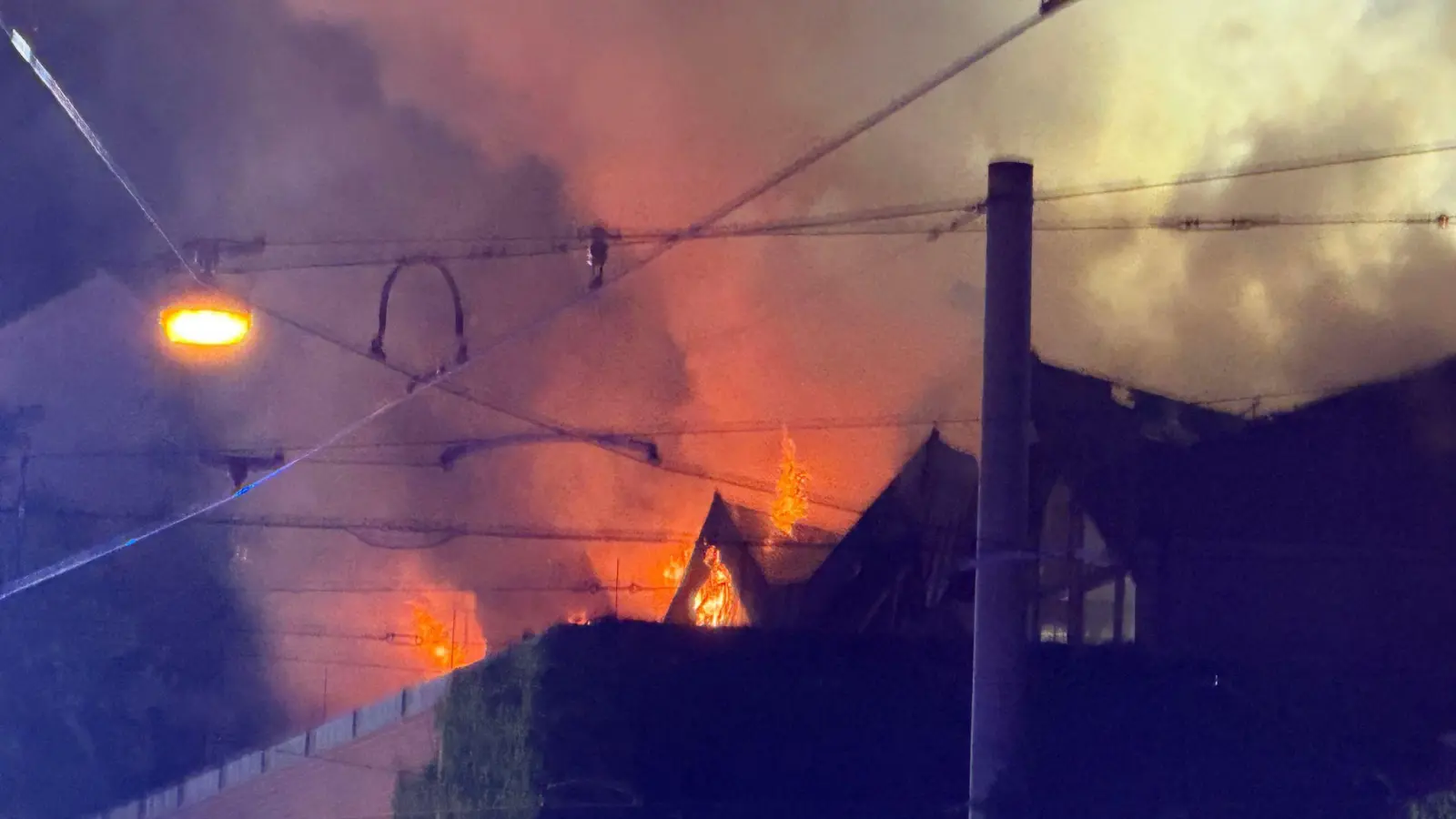 Das Dach der Halle stand in der Nacht komplett in Flammen.  (Foto: Felix Besold/NEWS5/dpa)