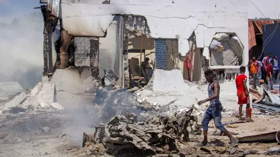 Immer wieder kommt es in Mogadischu zu Anschlägen. Am 12. Januar explodierte eine Autobombe und tötete mehr als ein Dutzend Menschen. (Foto: Farah Abdi Warsameh/AP/dpa/Archiv)