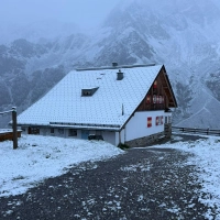 Kurz vor dem Start in die Sommersaison präsentierte sich die Potsdamer Hütte noch überzuckert. (Foto: DAV Dinkelsbühl)