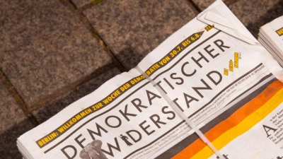 Zwei Pakete der Zeitung „Demokratischer Widerstand”. (Foto: Paul Zinken/dpa)