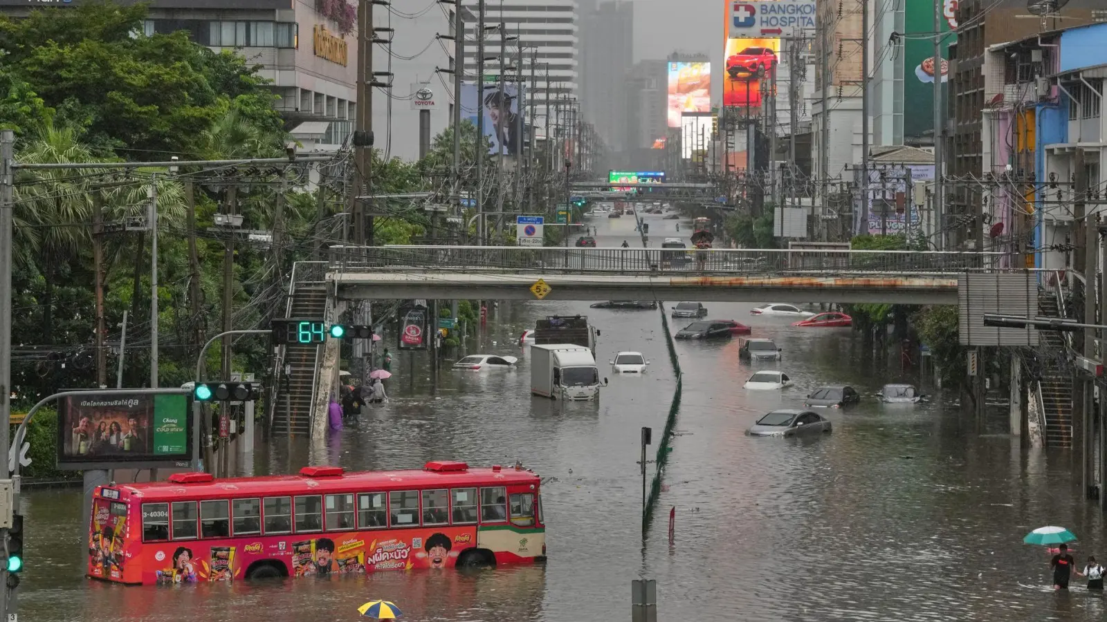 Starkregen hat die thailändische Hauptstadt lahmgelegt. (Foto: Sakchai Lalit/AP/dpa)