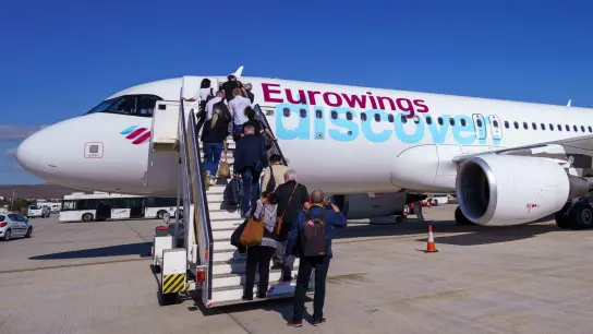 Passagiere gehen an Bord einer Maschine der Lufthansa-Tochter „Eurowings Discover“. (Foto: Andreas Arnold/dpa)
