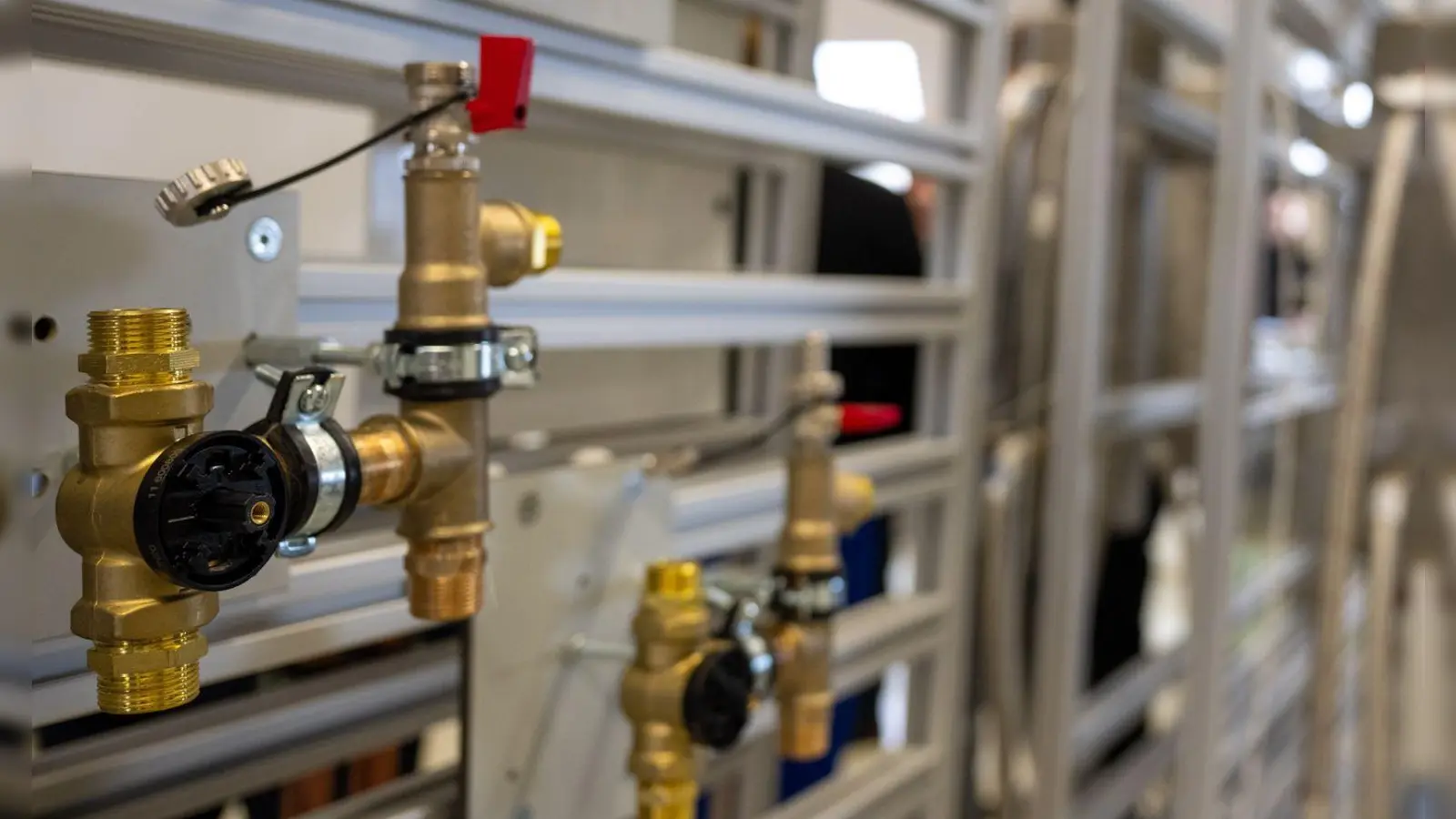 Eine Frau in Dinkelsbühl ist Opfer von betrügerischen Handwerkern geworden. Nun wurden die Täter ermittelt. (Symbolbild: Monika Skolimowska/dpa)