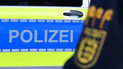 Polizisten haben in einem Neustädter Wohngebiet ein Haus durchsucht. (Symbolbild: Bernd Weißbrod/dpa)