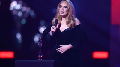 Adele steht auf der Bühne, um ihren Preis für die Künstlerin des Jahres bei den Brit Awards 2022 entgegenzunehmen. (Foto: Joel C Ryan/Invision via AP/dpa)