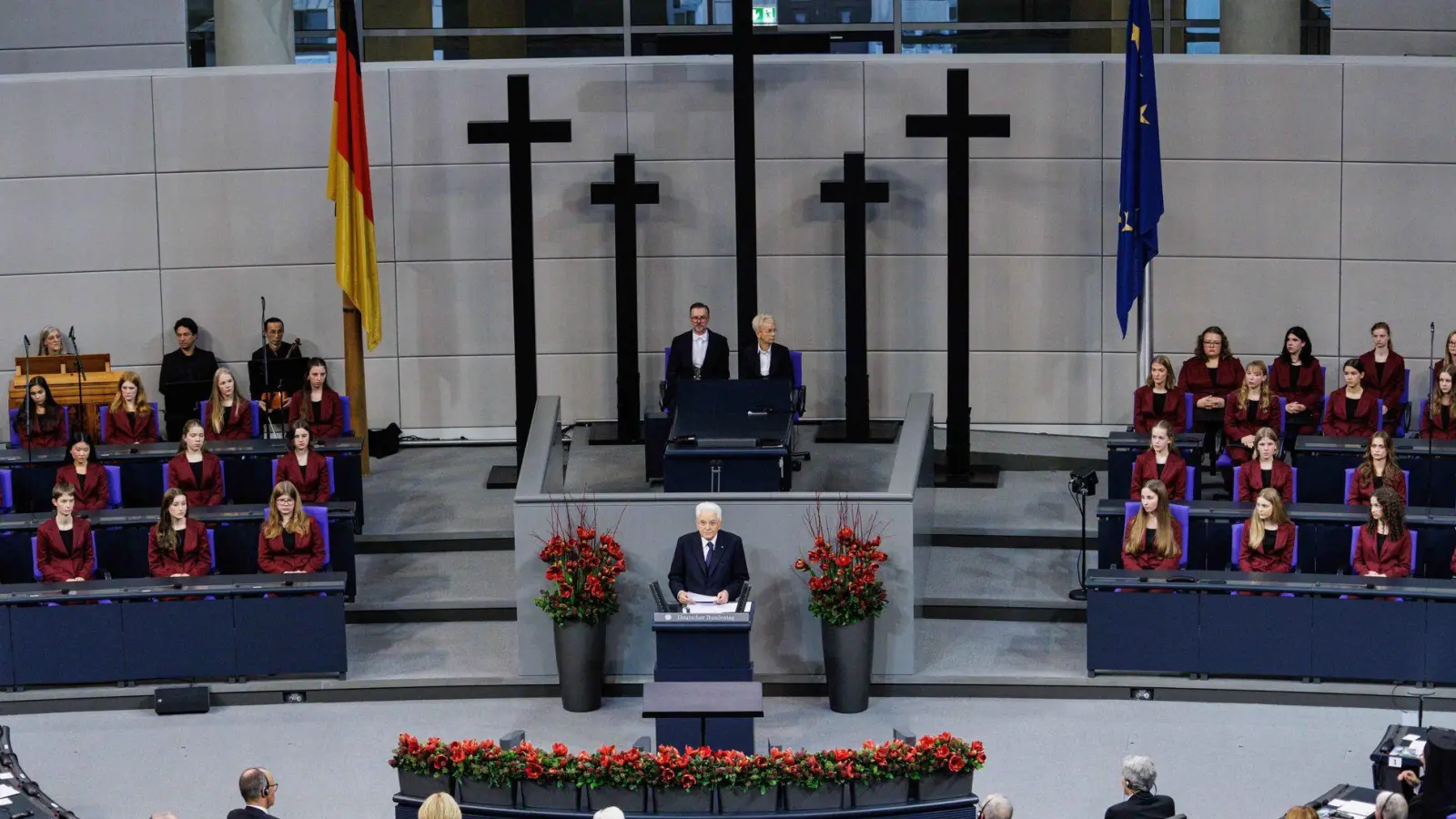 Italiens Staatspräsident Mattarella hält die zentrale Gedenkrede zum Volkstrauertag im Bundestag (Foto: Carsten Koall/dpa)