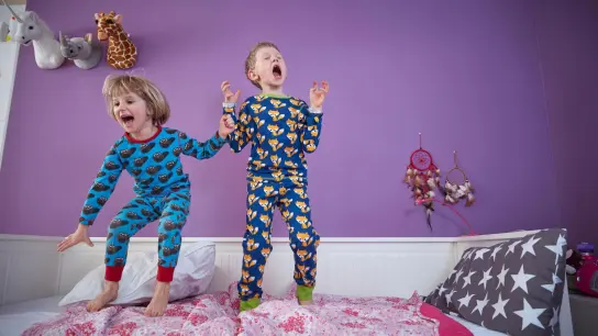 Alarm im Kinderzimmer: Jungen sind oft die impulsiveren Kinder. Aber auch Mädchen können sich kämpferisch zeigen, wenn sie gleichgeschlechtliche Vorbilder haben. (Foto: Rainer Holz/Westend61/dpa-tmn)