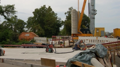 Das Tragwerk der neuen Brücke ist fertig. Hier im Bild ist gerade ein Mitarbeiter der Wilburgstettener Firma Michel, ein Subunternehmen der bauausführenden Firma Hähnlein, mit der Vorbereitung der Abdichtung beschäftigt. (Foto: Markus Weinzierl)