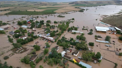 Hochwasser umgibt Häuser und Bauernhöfe nach dem Rekordregen in der Region Thessalien. (Foto: Vaggelis Kousioras/AP/dpa)
