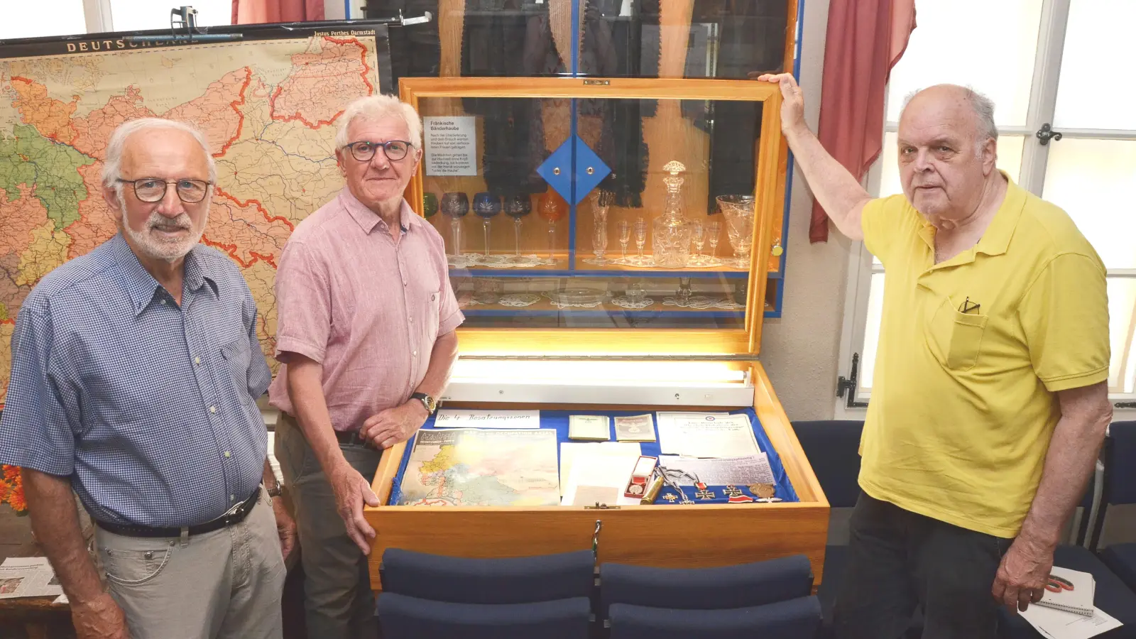 Der Vorsitzende des Heimatvereins, Manfred Annertzok, der stellvertretende Vorsitzende Rainer Held und Altbürgermeister Heinz Henninger präsentieren die Exponate (von rechts). (Foto: Yvonne Neckermann)