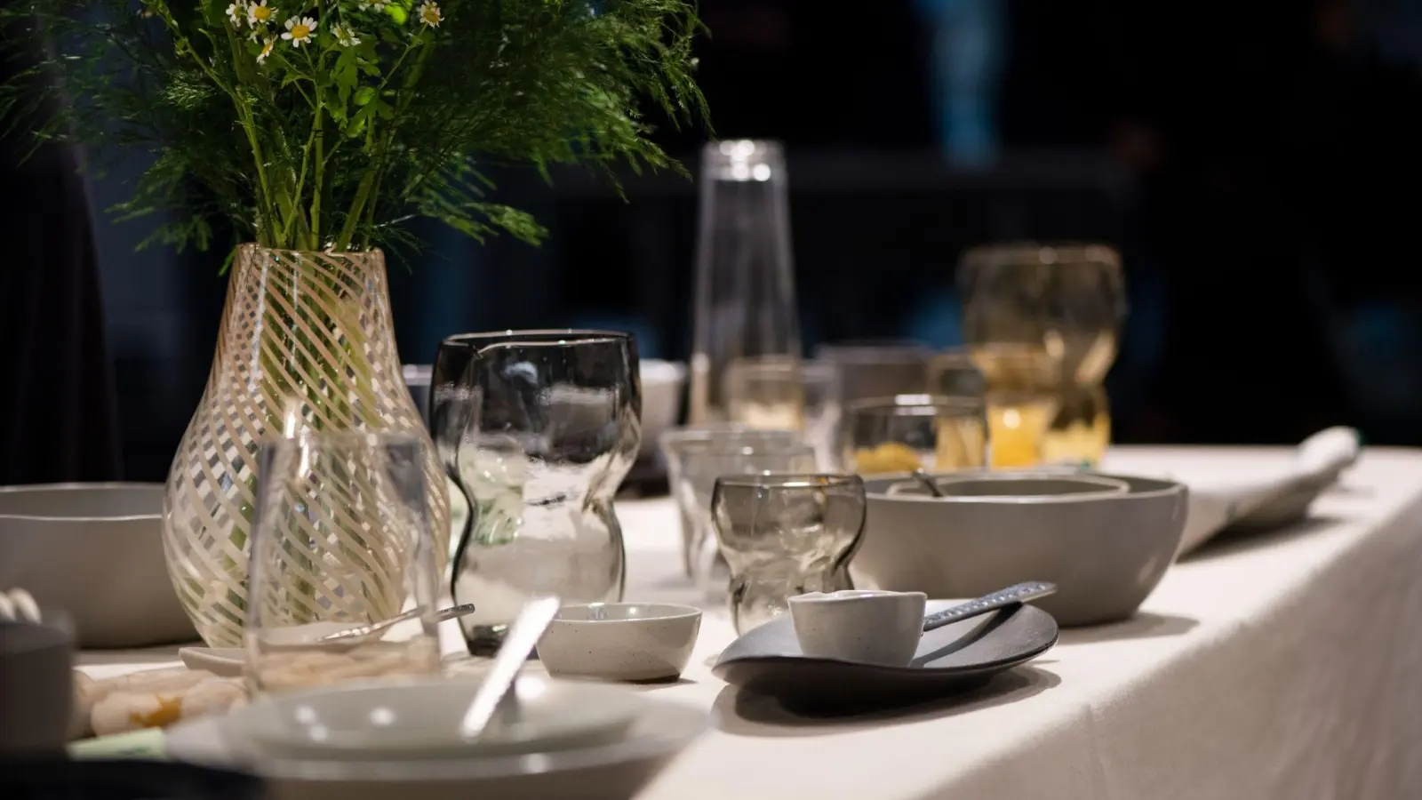 Wer groß eindeckt, braucht vielfältiges Geschirr. Auch viele kleine Schälchen für Dipps und Gewürze gehören jetzt auf den Tisch, wie auch die Dekorateure von am Stand von Broste Copenhagen auf der Messe Ambiente zeigen. (Foto: Franziska Gabbert/dpa-tmn)