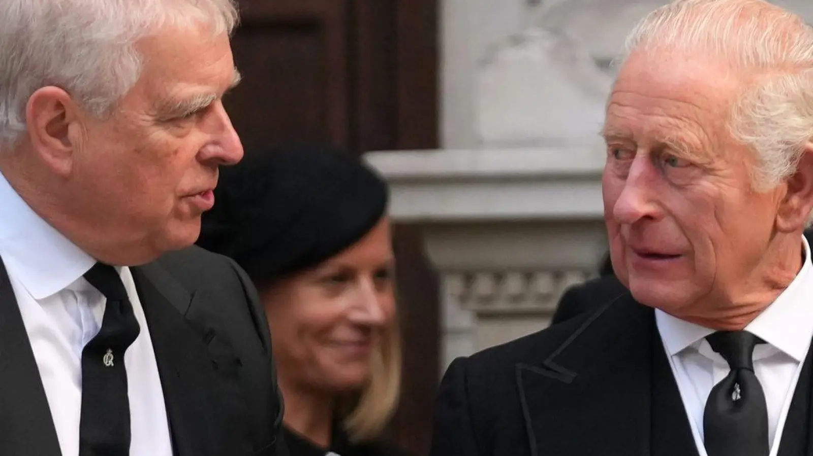 Andrew (l.) ist eine Belastung für seinen Bruder, König Charles III. (Archivbild) (Foto: Joanna Chan/AP/dpa)