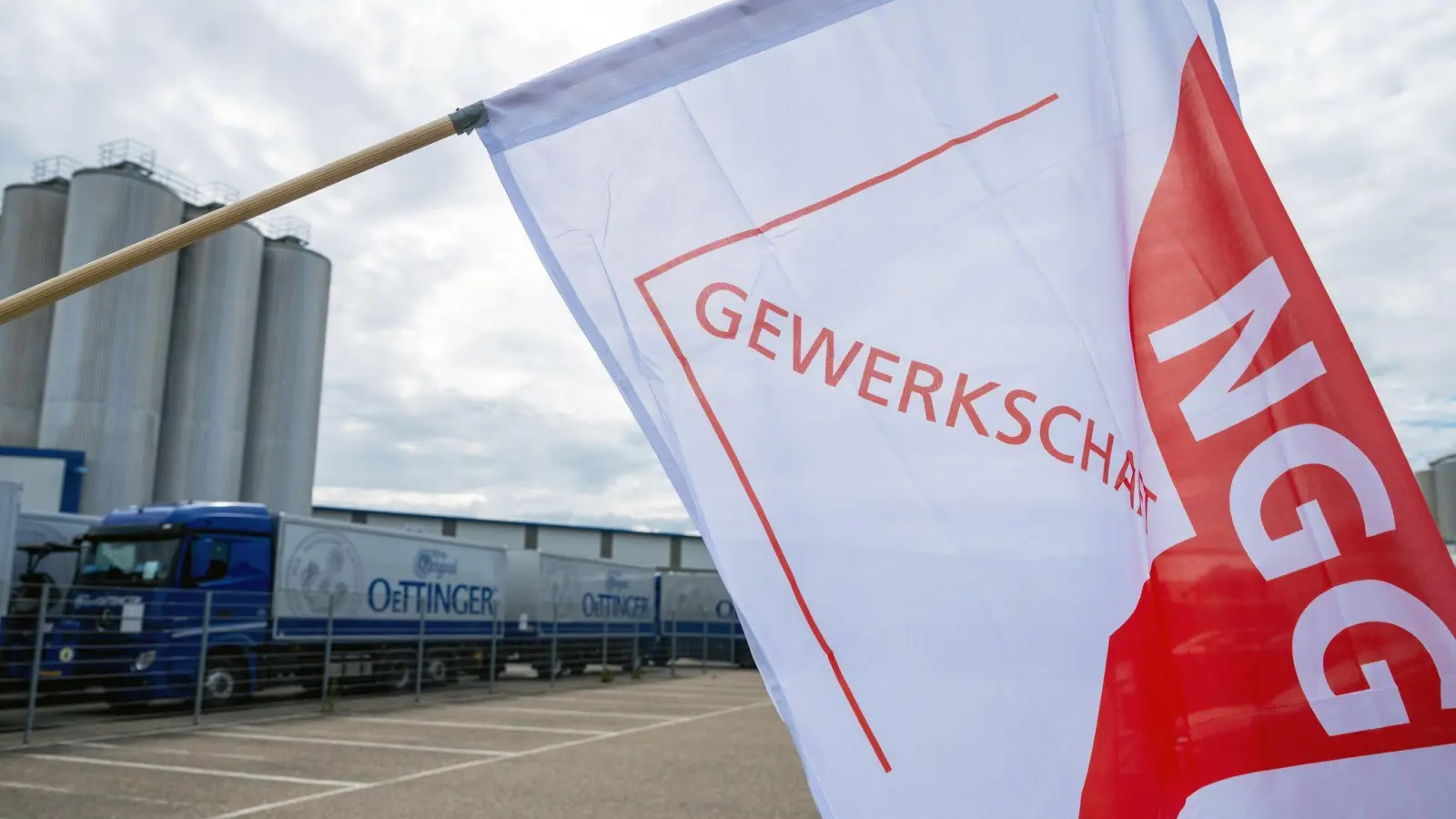 Oettinger - eine der größten Brauereien Deutschlands - und die NGG ringen um einen Tarifabschluss. (Archivbild) (Foto: Peter Kneffel/dpa)