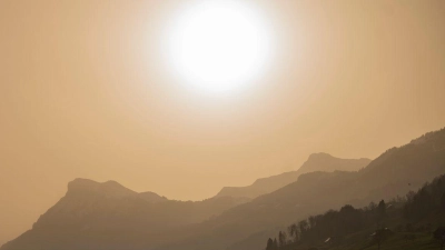 Der Saharastaub kann die Sonne milchig wirken lassen.  (Foto: Urs Flueeler/KEYSTONE/dpa)