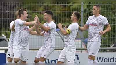 Das weiße Ballett will wieder feiern: Vor drei Jahren schoss Kai Regner (2. von rechts) die Herrieder in Roth zum Sieg. Damals auch dabei war Peter Bernhard (3. von rechts). Hier feiern in einem Ligaspiel außerdem Maximilian Christ (links) und Patrick Carmona Torres (rechts) ein Tor. (Foto: Martin Rügner)