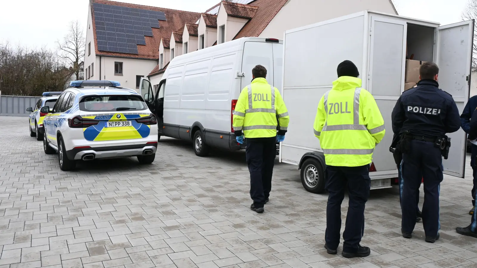 Neben der allgemeinen Kontrolle der Fahrzeuge und der Suche nach Verstößen untersuchten die Polizisten und die Zollbeamten auch den Ladungsinhalt nach verbotenen Waren. (Foto: Luca Paul)