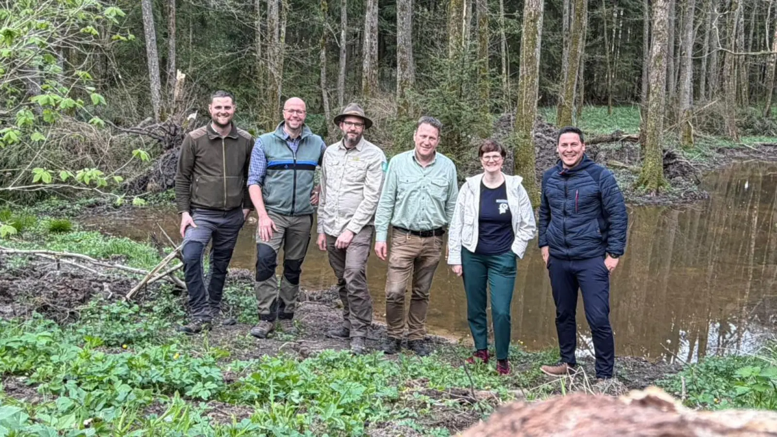 Vor einem der neu geschaffenen Feuchtbiotope (v.l.): Waldbeauftragter Fabian Eschenbacher, Marcel Konnte (Amt für Ernährung, Landwirtschaft und Forsten), Wolgang Wenk (Naturpark Frankenhöhe), Förster Daniel Gros, Naturpark-Geschäftsführerin Johanna Sieger und Schnelldorfs Bürgermeister Tobias Strauß.  (Foto: Selbstauslöser/Tobias Strauß)