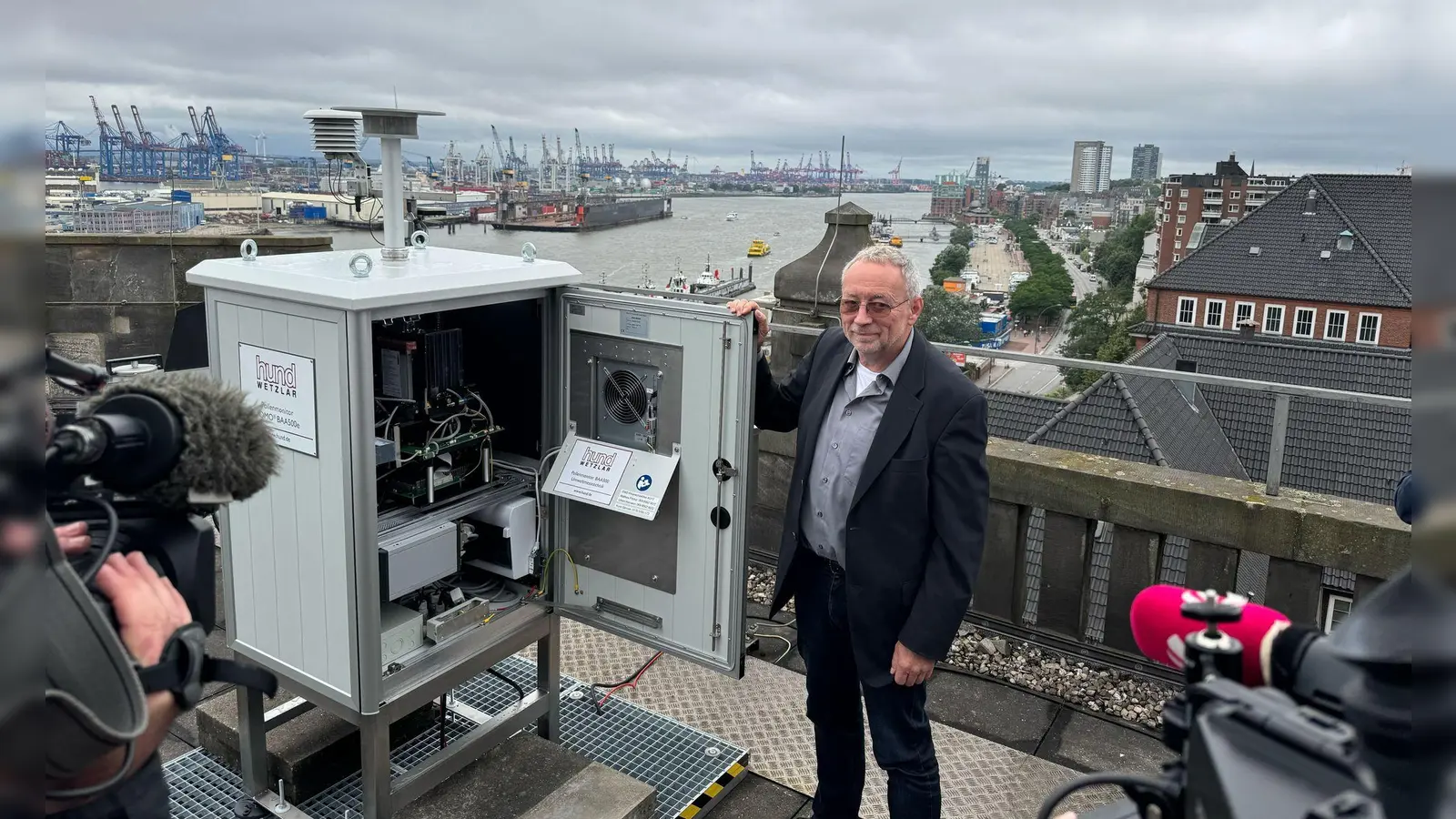 Einer der ersten Pollenmonitore steht in Hamburg, wo ihn Stefan Gilge vom DWD-Zentrum für Medizin-Meteorologische Forschung vorstellte.  (Foto: Christiane Bosch/dpa)