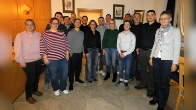 16 Frauen und Männer bewerben sich auf der Gemeinschaftsliste für Sitze im Gremium. Das Foto zeigt sie mit Bürgermeisterin Elisabeth Stammler(ganz rechts), deren Amtszeit bis 2032 dauert. (Foto: Karl-Heinz Gisbertz)