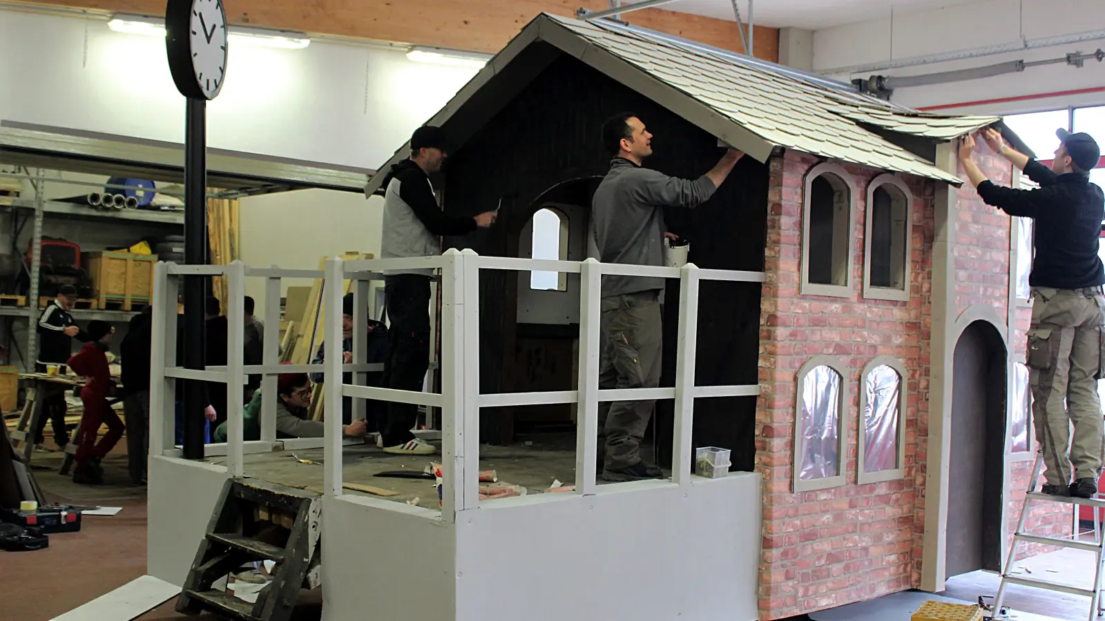 An dem Wagen des Organisationsteams für den Faschingsumzug am kommenden Sonntag in Ornbau haben viele fleißige Helfer mitgearbeitet. (Foto: Diane Mayer)