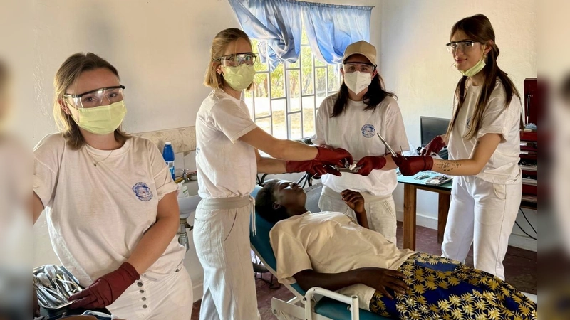 Gemeinsam legte das Team Hand an (von links): Lisa Raab, Katharina Hofmann, Janine Herderich und Alisa Paul mit Patientin. (Foto: Dr. Stefan Eckardt)