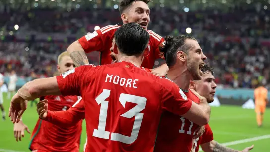 Die Waliser feiern das 1:1 durch Gareth Bale per Elfmeter gegen die USA. (Foto: Pan Yulong/XinHua/dpa)