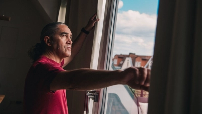 Sozialer Rückzug kann eine Antwort auf stressige Alltagsphasen sein. Unter Umständen ist das Verhalten aber auch Merkmal einer psychischen Erkrankung. (Foto: Zacharie Scheurer/dpa-tmn)