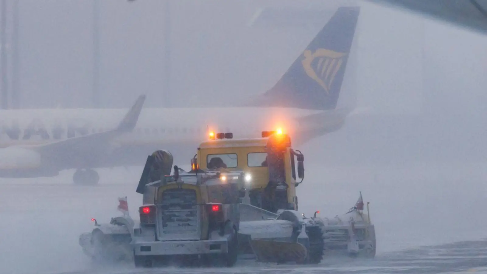 Passagiere haben ein Recht auf Erstattungen oder Ersatzbeförderung, wenn ein Flug aufgrund von starkem Winterwetter ausfällt. (Foto: Daniel Karmann/dpa/dpa-tmn)
