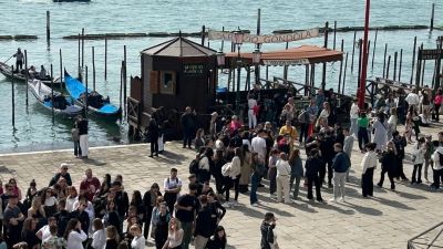 Eine Gruppe von Touristen vor dem Dogenpalast im Zentrum von Venedig. (Foto: Christoph Sator/dpa)