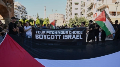 Immer wieder gab es zuletzt Proteste für Palästina und gegen Israel - auch rund um Sportveranstaltungen. (Foto: Giannis Papanikos/AP/dpa)