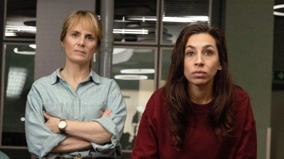 Außerordentliche Videokonferenz mit den Behörden: Das Team um Kommissarin Isabelle Grandjean (Anna Pieri Zuercher) im roten Pullover.  (Foto: Sava Hlavace/ARD Degeto/dpa)