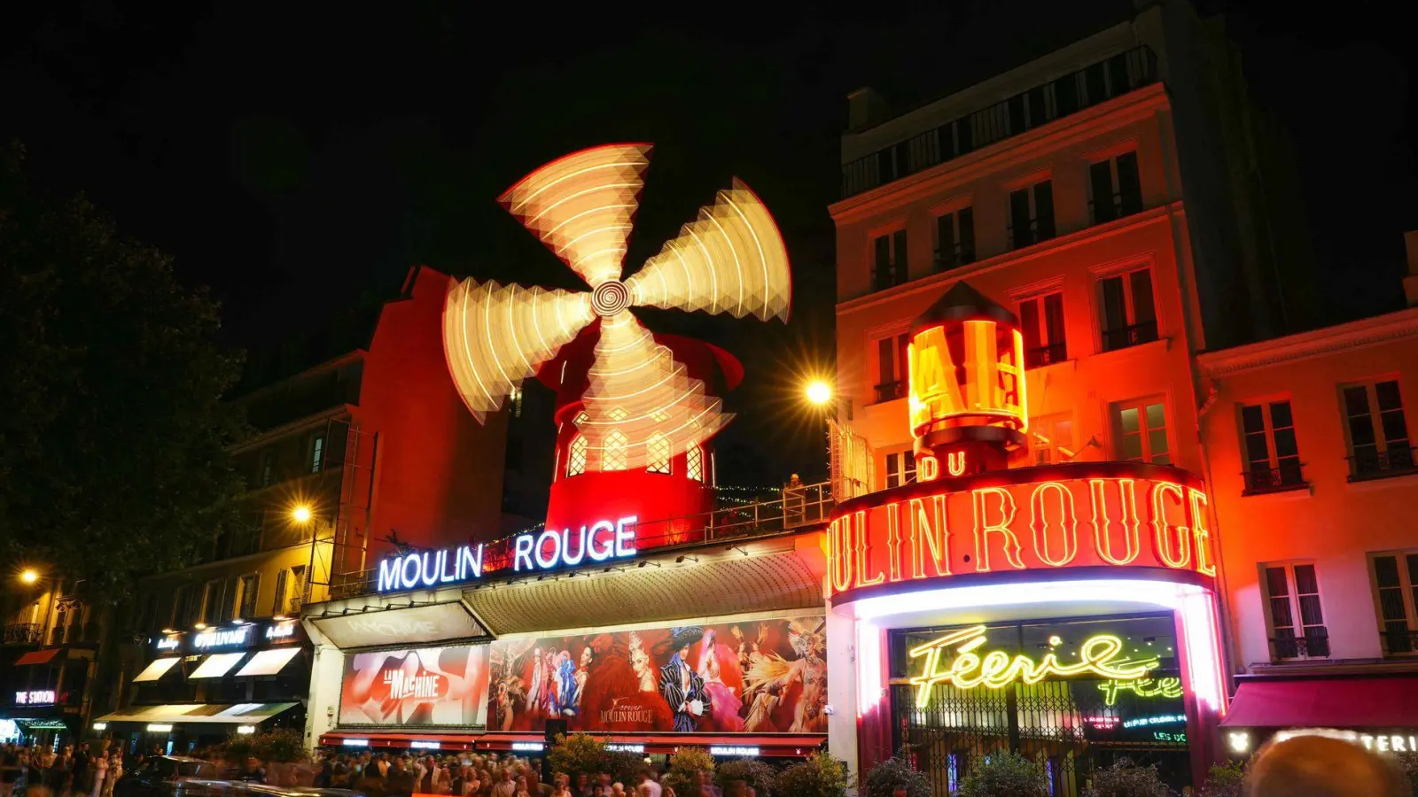 Ein neues Mühlrad für das Moulin Rouge - mehr als ein Jahr nach dem Absturz des alten Konstrukts drehen sich an dem Theater wieder die Flügel.  (Foto: Dimitar Dilkoff/AFP/dpa)
