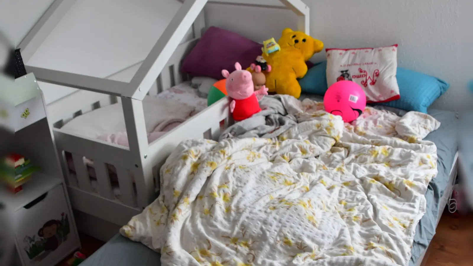 Layla S. braucht wegen ihrer Krebserkrankung manchmal auch tagsüber dringend Ruhe und muss sich hinlegen. Da ihr Bett im Kinderzimmer ihrer einjährigen Enkelin steht, ist dies jedoch oft nicht möglich. (Foto: Kurt Güner)