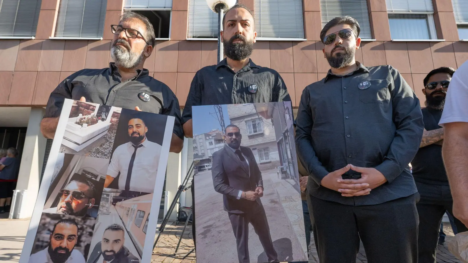 Die Familie des Opfers forderte vor Prozessbeginn „Gerechtigkeit”. (Foto: Boris Roessler/dpa)