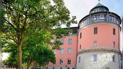 Aufregung am Ansbacher Gymnasium Carolinum: Ein Polizeieinsatz im benachbarten Stadtgraben löste allerlei Spekulationen aus. (Foto: Jim Albright)