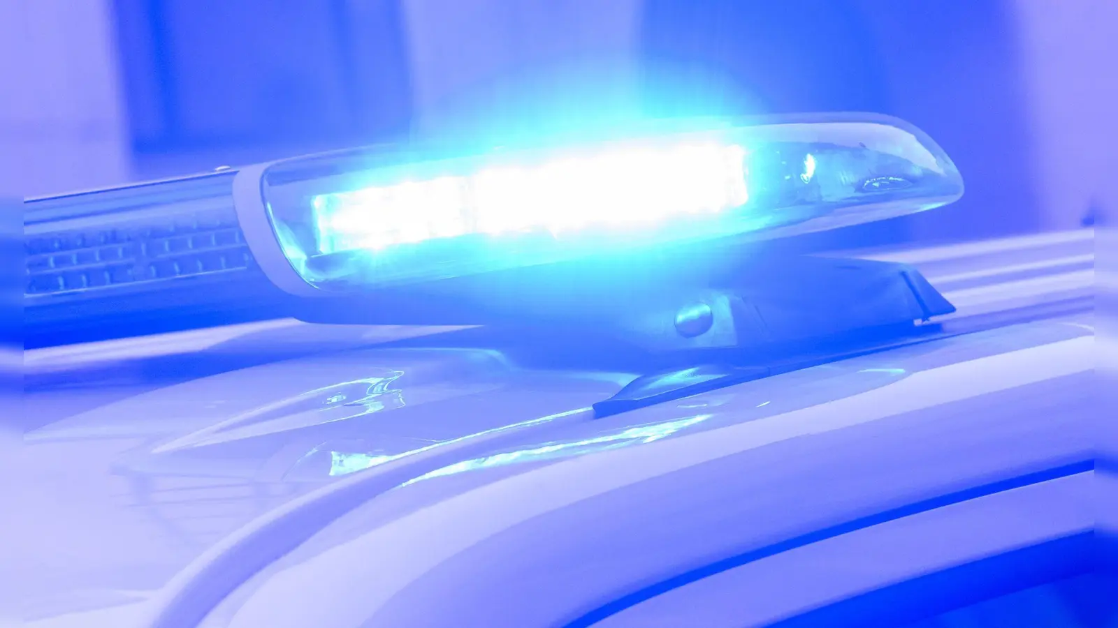 Nach einer Messerattacke auf Polizeibeamte in Ortenburg wurde der Einsatzort abgesperrt. (Symbolbild) (Foto: Julian Stratenschulte/dpa)