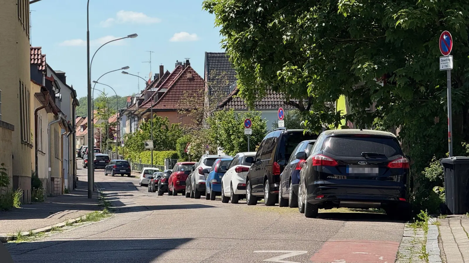 Eng geht es in der Ansbacher Humboldtstraße zu. Deshalb gilt in ihr Tempo 30. Mehr als doppelt so schnell fuhr ein von der Polizei verfolgter Autofahrer.  (Foto: Manfred Blendinger)