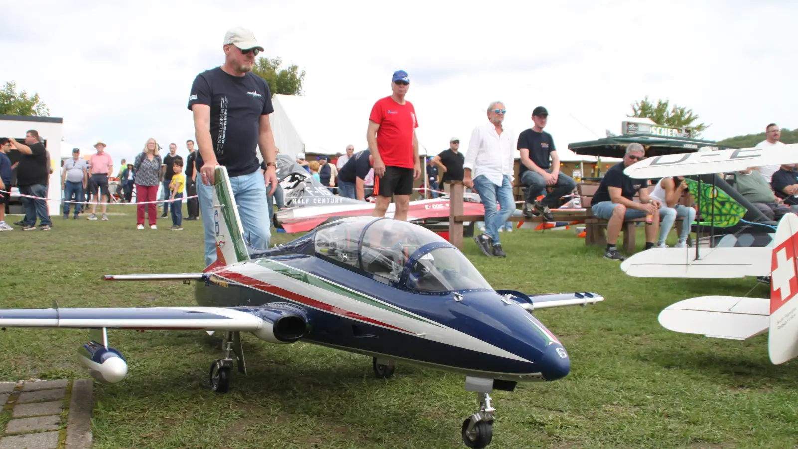 Viele Besucher und viele Modelle tummelten sich auf dem Modellflugtag in Dottenheim. (Foto: Hans-Bernd Glanz)