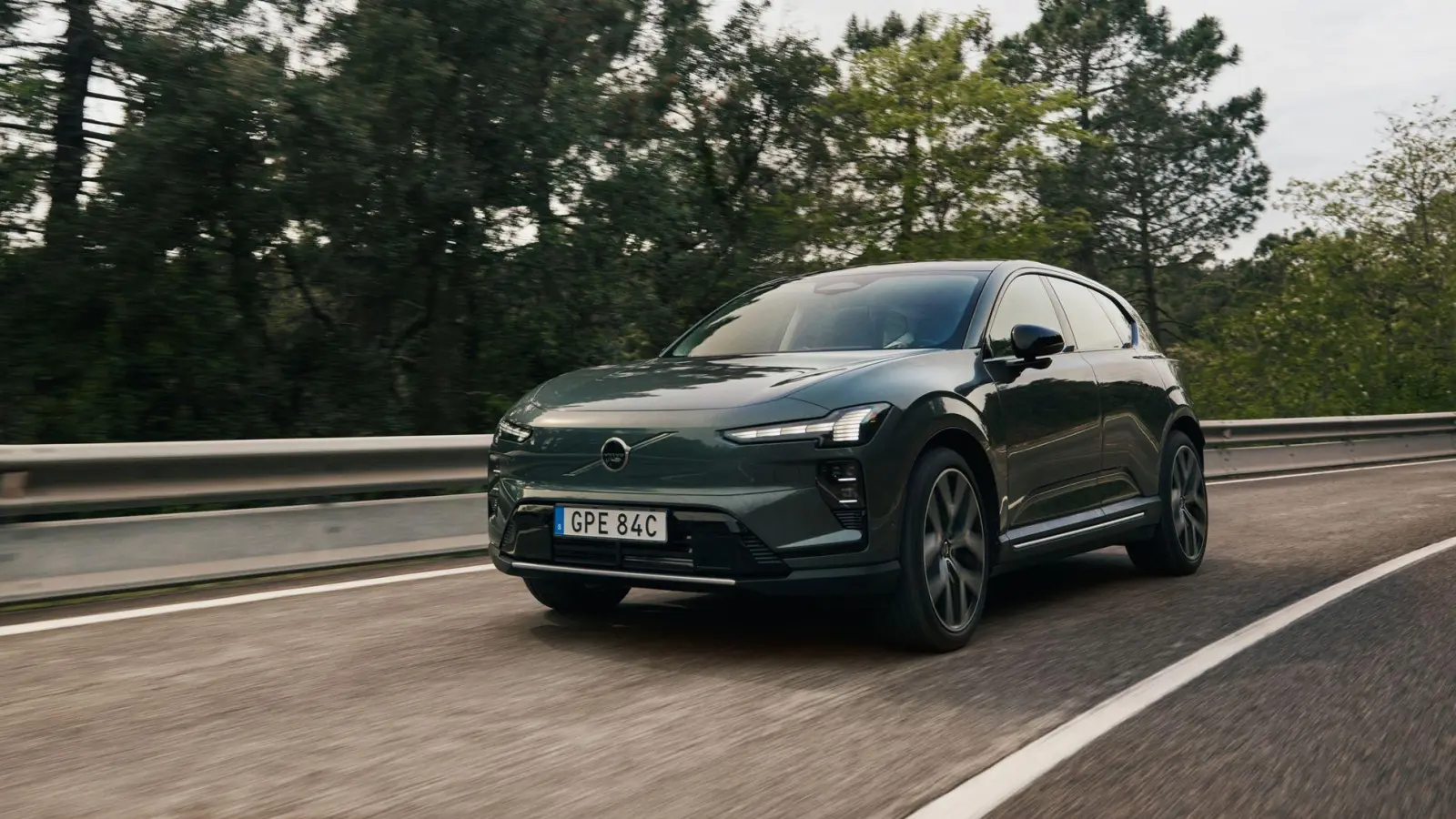 Das Elektro-SUV EX60 von Volvo soll im Juli zu Preisen ab 62.990 Euro in den Handel kommen. (Foto: Volvo/dpa-tmn)