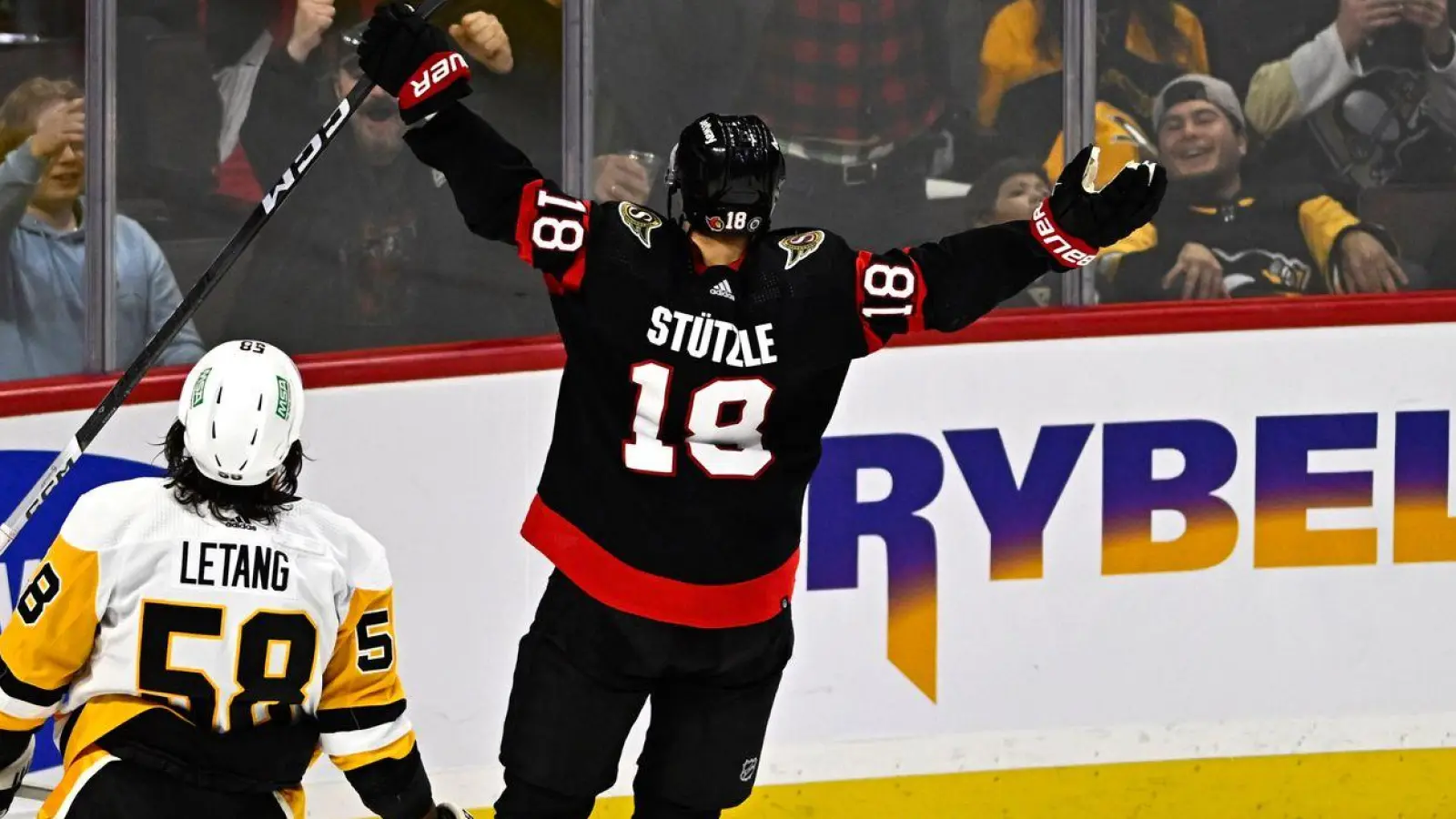 Tim Stützle (r) srogte für den Senators-Siegtreffer gegen die Penguins. (Foto: Justin Tang/The Canadian Press/AP/dpa)