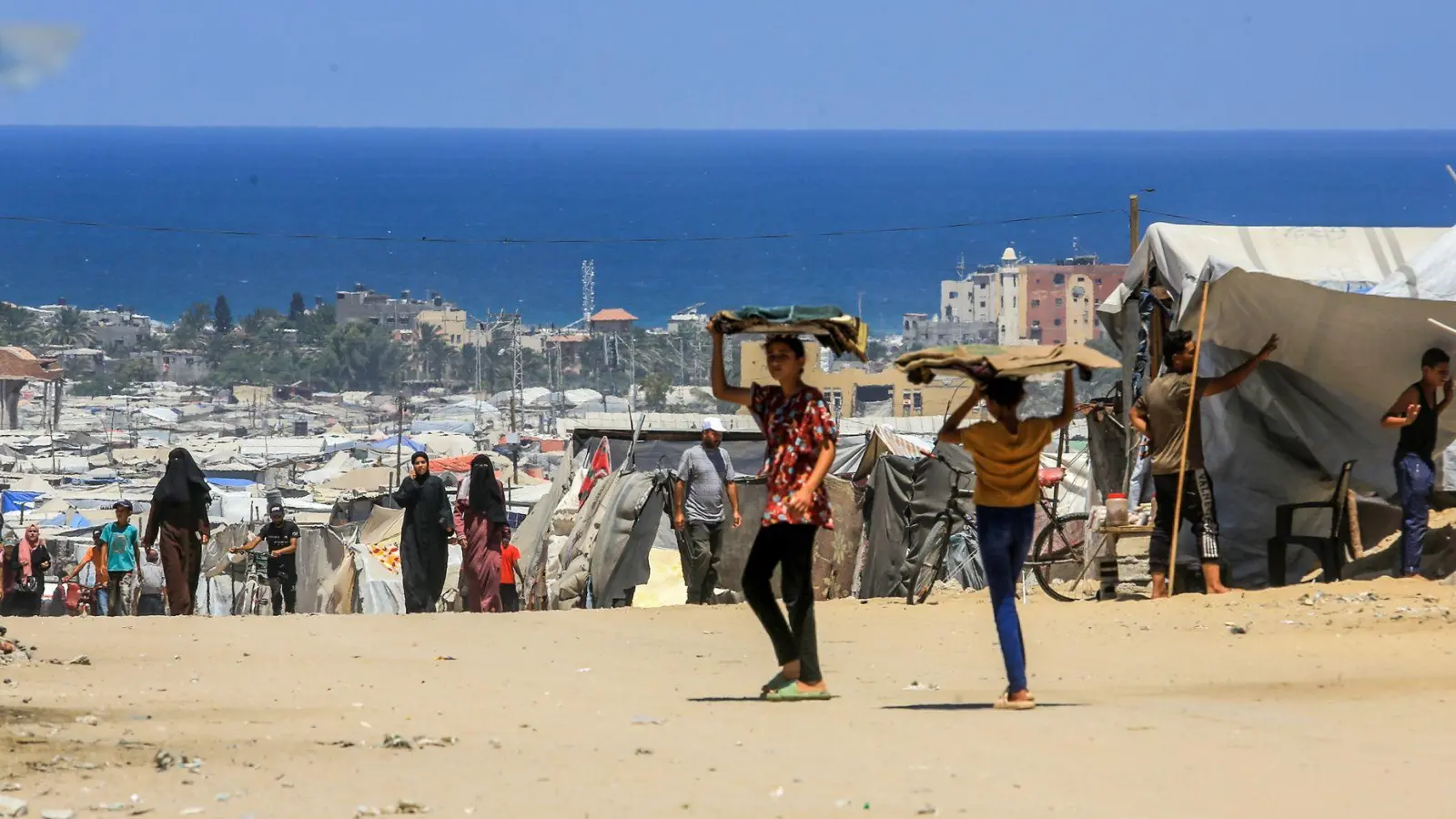 Menschen im Gazastreifen hoffen auf eine Waffenruhe. (Foto: Abed Rahim Khatib/dpa)