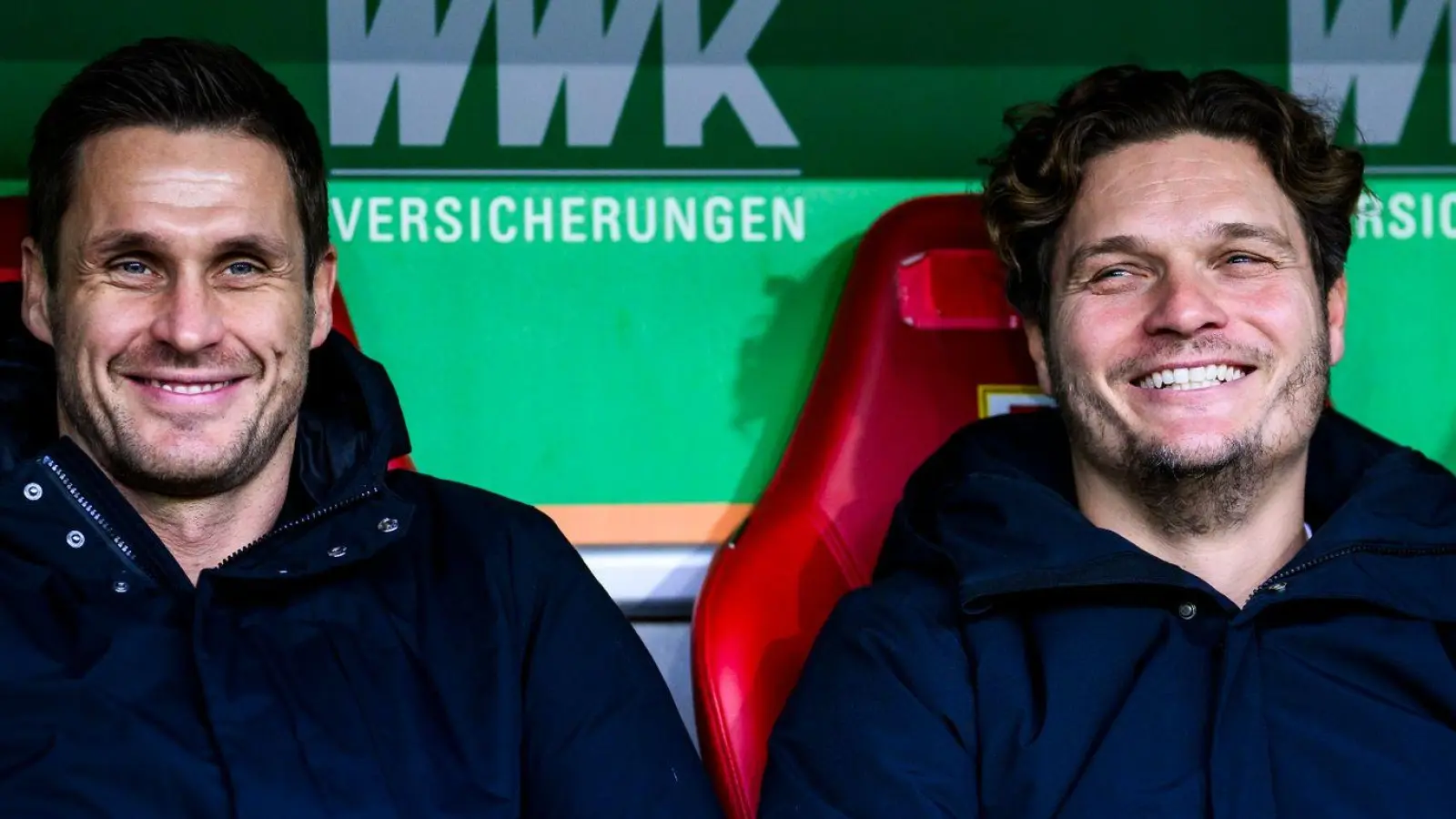 BVB-Sportdirektor Sebastian Kehl (l) und Trainer Edin Terzic hoffen auf einen erfolgreichen Start ins neue Jahr. (Foto: Tom Weller/dpa)