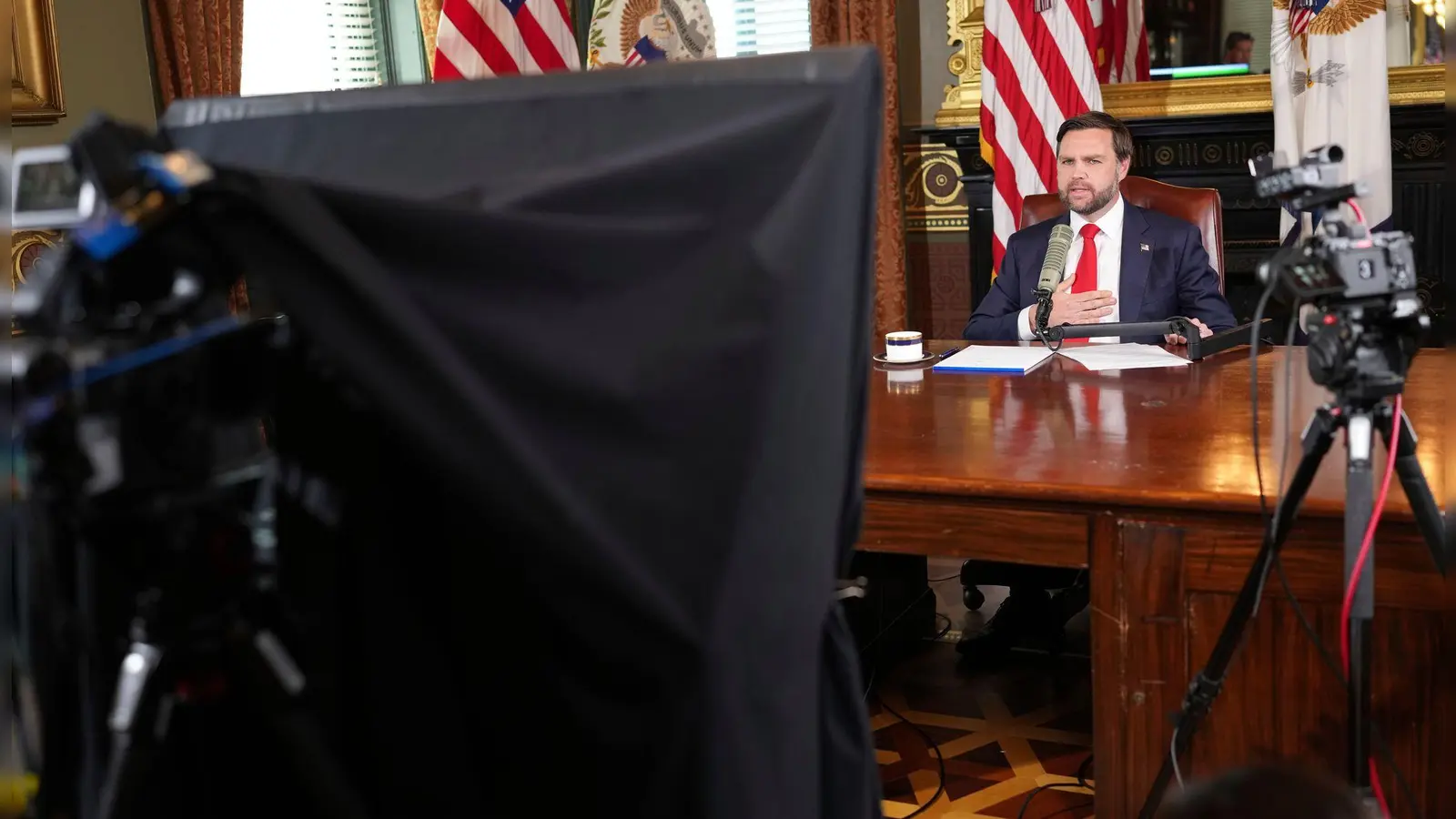 Im von Vance moderierten Podcast wurde Kirks Vermächtnis stark religiös gerahmt. (Foto: Doug Mills/The New York Times/Pool The New York Times/AP/dpa)