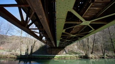 Wegen zahlreicher maroder Brücken im Pegnitztal wird die Bahnstrecke zwischen Hersbruck im Nürnberger Land und Pegnitz im Landkreis Bayreuth noch mehrere Monate gesperrt bleiben. (Archivbild) (Foto: Daniel Karmann/dpa)