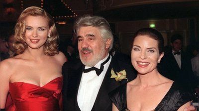 Adorf spielte u.a. mit Veronica Ferres (l) und Gudrun Landgrebe in „Rossini“. (Archivbild) (Foto: Ursula Düren/dpa)