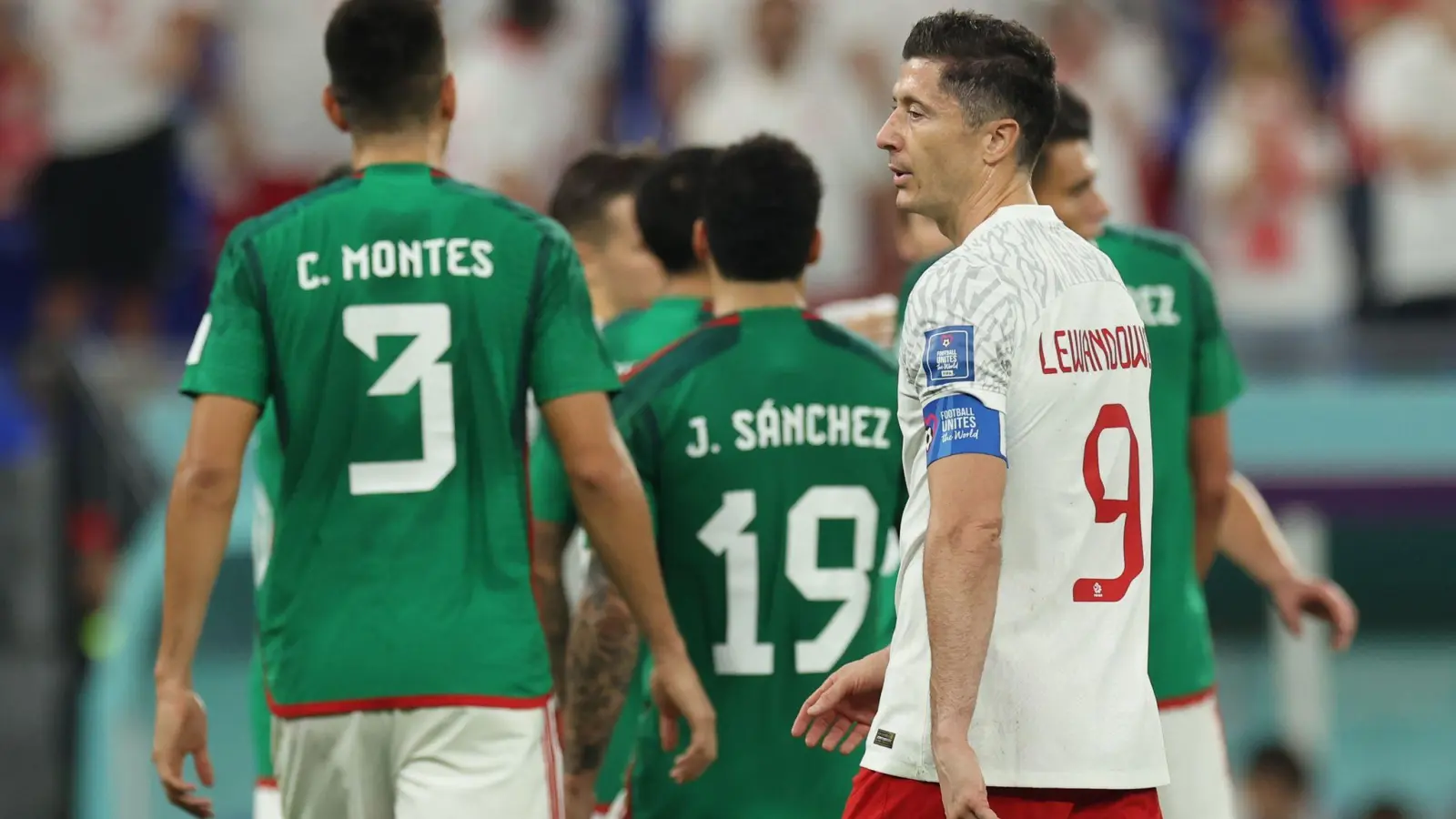 Robert Lewandowski kann den Elfmeter nicht verwandeln. Das Spiel gegen Mexiko endet torlos. (Foto: Christian Charisius/dpa)