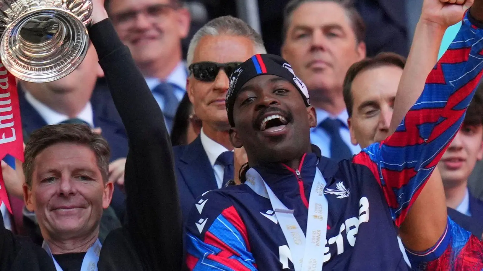 Bleibt seinem Club wohl treu: Oliver Glasner (l). (Foto: Kirsty Wigglesworth/AP/dpa)